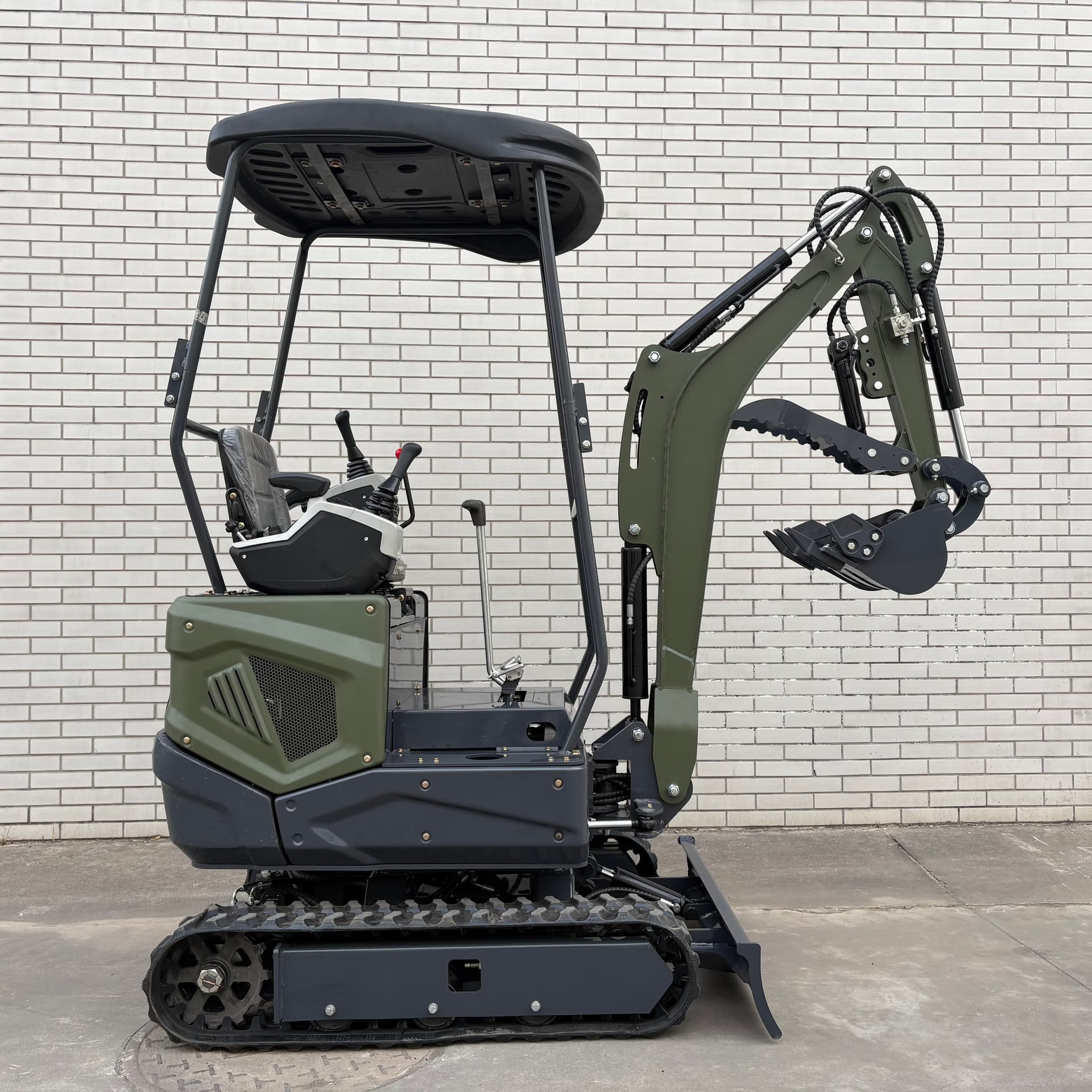 Hundal Heavy Industries equipment in waste operations